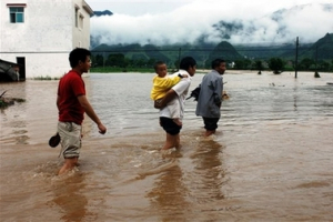 Residents wade through flood waters in Ningyuan county, central China's Hunan province, Friday, June 8, 2007. Floods and landslides triggered by heavy rain have killed 36 people and left 13 missing in southwest and central China, state media reported Wednesday. <br/>