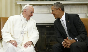 U.S. President Barack Obama (R) meets with Pope Francis in the Oval Office of the White House in Washington September 23, 2015. REUTERS/Jonathan Ernst <br/>
