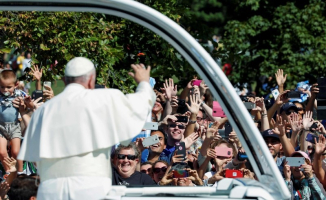 Pope Francis waves from the popemobile during a papal parade in Washington September 23, 2015. <br/>