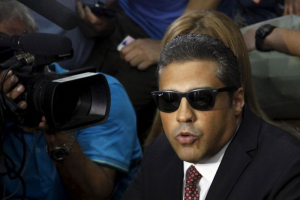 Al Jazeera television journalist Mohamed Fahmy talks to the media before the verdict at a court in Cairo, Egypt, August 29, 2015. REUTERS/Asmaa Waguih <br/>