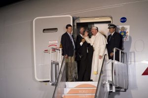 Pope Francis boards his plane bound for Rome after his six-day visit to the United States, in Philadelphia, Pennsylvania, September 27, 2015. REUTERS/Charles Mostoller <br/>