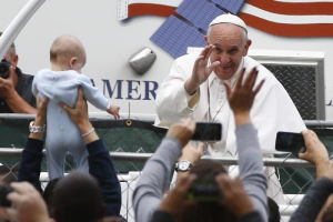 Pope Francis waves from his popemobile as he heads to celebrate mass at the conclusion of the World Meeting of Families along the Benjamin Franklin Parkway in Philadelphia, September 27, 2015. REUTERS/Tony Gentile <br/>