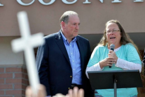 Kentucky clerk Kim Davis stands with Republican presidential candidate Mike Huckabee following her release from jail.  <br/>AP photo