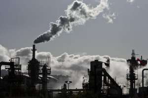 Smoke is released into the sky at a refinery in Wilmington, California March 24, 2012.  <br/>REUTERS/Bret Hartman