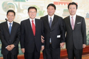 Beginning from the left to right stand vice director general of SARA, Elder Kim, SARA director general Ye Xiaowen, and Rev. Jung-Hyun Oh. <br/>(www.sara.gov.cn)
