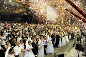 Close to 300 Christian married couples once again wore their wedding gowns and suits, held onto their children’s hands, and proclaimed their commitment to hold on and be loyal to the marriage policy that was set by God since creation. <br/>(HKHolyMarriage.org)
