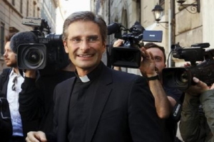 Monsignor Krzystof Charamsa smiles as he leaves at the end of his news conference in downtown Rome October 3, 2015. REUTERS/Alessandro Bianchi <br/>