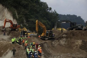 Rescue workers arrive at an area affected by a mudslide in Santa Catarina Pinula, on the outskirts of Guatemala City, October 5, 2015.  <br/>REUTERS/Jose Cabezas
