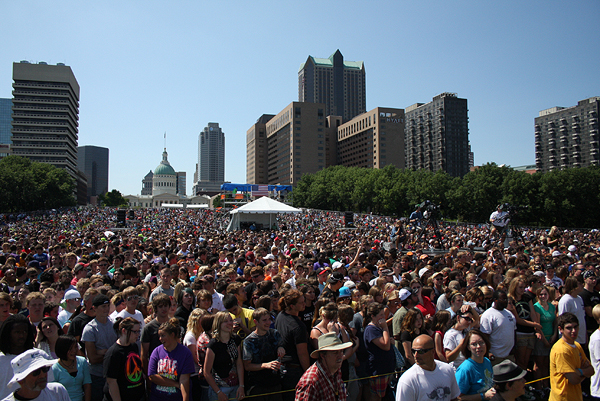 Around 65,000 youth and young adults flooded the Gateway Arch Grounds in St. Louis on Sunday to hear the sounds of Christian rock, hip-hop, and rap artists, as well as messages delivered by evangelist Franklin Graham. <br/>(BGEA)