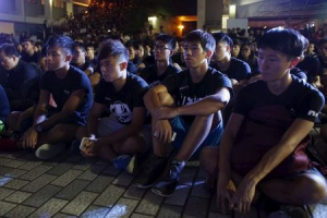 University students listen to a speech while wearing black at a rally at the University of Hong Kong in Hong Kong, China October 9, 2015.  <br/>REUTERS/Bobby Yip