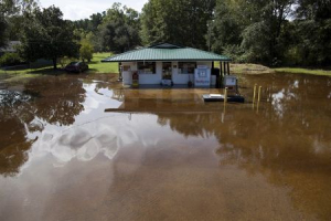 A community store in the Dunbar Community is surrounded by water in Georgetown, South Carolina October 9, 2015. <br/> REUTERS/Randall Hill