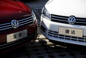 Volkswagen's Bora and Jetta models are displayed outside its dealer shop in Beijing, China, October 1, 2015.  <br/>REUTERS/Kim Kyung-Hoon