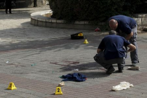 Israeli police officers survey the scene of a stabbing in Jerusalem October 12, 2015. <br/> REUTERS/Ronen Zvulun