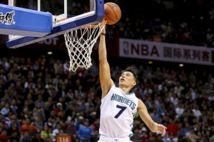 Charlotte Hornets guard Jeremy Lin goes up to the basket during the 2015 NBA Global Games against Los Angeles Clippers in Shenzhen, Guangdong province, China, October 11, 2015. REUTERS/STRINGER <br/>
