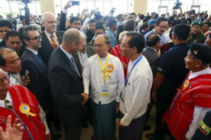 Myanmar's President Thein Sein (C, with yellow ribbon) greets international witnesses after the signing ceremony of the Nationwide Ceasefire Agreement (NCA) in Naypyitaw, Myanmar October 15, 2015.  <br/>REUTERS/Soe Zeya Tun