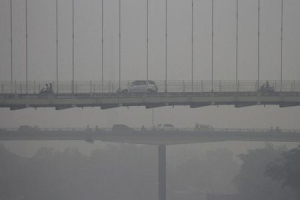 Vehicles drive along Siak Bridge, shrouded by haze, in Pekanbaru, Indonesia's Riau province October 11, 2015, in this picture taken by Antara Foto.  <br/>REUTERS/Rony Muharrman/Antara Foto