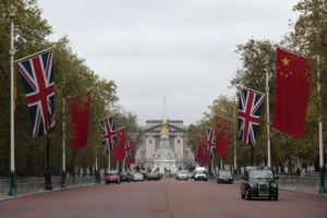 Chinese and British flags fly in front of Buckingham Palace on the Mall in London, Britain October 19, 2015. <br/>REUTERS/Suzanne Plunkett