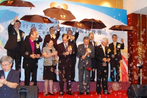 Tsang Tak-sing, Dr. Pang-Hua Lee, Presbyter Xian-Wei Fu, and Hong Kong Anglican Archbishop Paul Kwong, and other special guests participated in the ribbon-cutting and held up umbrellas that have been labeled with the foundation’s name, symbolizing their hope and desire to walk together with the same heart with those in Hong Kong who are battered in the rainstorms. <br/>(Gospel Herald/Sharon Chan)