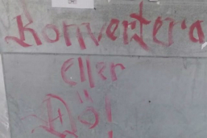 The graffiti painted on a restaurant warns Christians to convert or they will be killed. <br/>