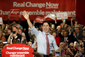 Liberal leader and Canada's Prime Minister-designate Justin Trudeau waves to supporters at a rally in Ottawa, October 20, 2015. REUTERS/Patrick Doyle <br/>