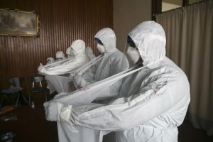 Sierra Leonean doctors practise wearing protective clothing in the Ebola Training Academy in Freetown, Sierra Leone, December 16, 2014.  <br/>REUTERS/Baz Ratner/Files