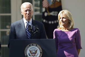 U.S. Vice President Joe Biden announces he will not seek the 2016 Democratic presidential nomination during an appearance with his wife Jill (R) in Rose Garden of the White House in Washington October 21, 2015. <br/> REUTERS/Carlos Barria