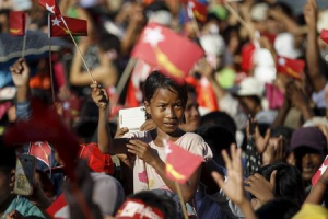 Supporters react as Myanmar pro-democracy leader Aung San Suu Kyi gives a speech during her campaign rally for the upcoming general elections in Toungup, Rakhine state, October 16, 2015. <br/> REUTERS/Soe Zeya Tun