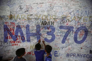 Children write messages of hope for passengers of missing Malaysia Airlines Flight MH370 at Kuala Lumpur International Airport (KLIA) outside Kuala Lumpur June 14, 2014. (REUTERS/SAMSUL SAID) <br/>