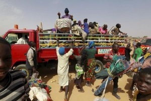 People unload their belongings during an evacuation of Nigerian returnees from Niger, at a camp for displaced people in Geidam, Yobe state, Nigeria, May 6, 2015.  <br/>REUTERS/Afolabi Sotunde