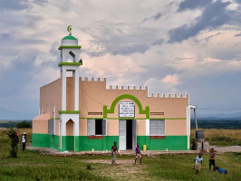 Rural mosque in Uganda.  <br/>Wikipedia, Rod Waddington