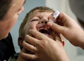 A boy receives polio vaccine drops at a clinic in Kiev, Ukraine, October 21, 2015. <br/> REUTERS/Gleb Garanich