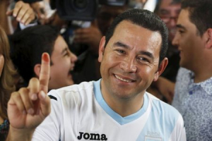 Jimmy Morales, presidential candidate for the National Convergence Front party (FCN) shows his ink-stained finger after casting his vote at a polling station in Guatemala City, October 25, 2015.  <br/>REUTERS/Jorge Dan Lopez
