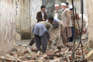 Residents gather to clear a path by removing rubble from a house after it was damaged by an earthquake in Mingora, Swat, Pakistan October 26, 2015.  <br/>REUTERS/Hazrat Ali Bacha