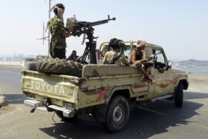 Militants loyal to Yemen's government patrol a road in the country's southern port city of Aden October 19, 2015. <br />
 <br/>REUTERS/Stringer