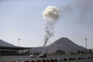 Smoke rises from an army weapons depot hit by a Saudi-led air strike in al-Nahdain mountain in Yemen's capital Sanaa October 25, 2015. <br/> REUTERS/Khaled Abdullah