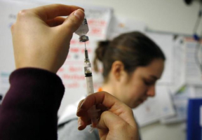 Nurses prepare influenza vaccine injections during a flu shot clinic at Dorchester House, a health care clinic, in Boston, Massachusetts January 12, 2013. REUTERS/BRIAN SNYDER <br/>