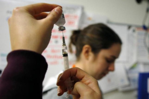 Nurses prepare influenza vaccine injections during a flu shot clinic at Dorchester House, a health care clinic, in Boston, Massachusetts January 12, 2013. REUTERS/BRIAN SNYDER <br/>