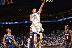 Stephen Curry with the Warriors takes lead on NBA season 2015-16's opening night with 111-95 over Pelicans. <br/>Image from ESPN Twitter account.