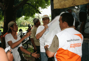 World Vision HK CEO Kevin Chiu assists disaster relief team to distribute emergency relief supplies to the victims of the 7.6-magnitude Sumatra quake that struck last Wednesday. <br/>(World Vision Hong Kong)
