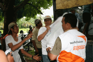 World Vision HK CEO Kevin Chiu assists disaster relief team to distribute emergency relief supplies to the victims of the 7.6-magnitude Sumatra quake that struck last Wednesday. <br/>(World Vision Hong Kong)