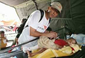 A child who suffered fracture from the quake lies in emergency tents waiting to receive surgery. <br/>(World Vision Hong Kong)