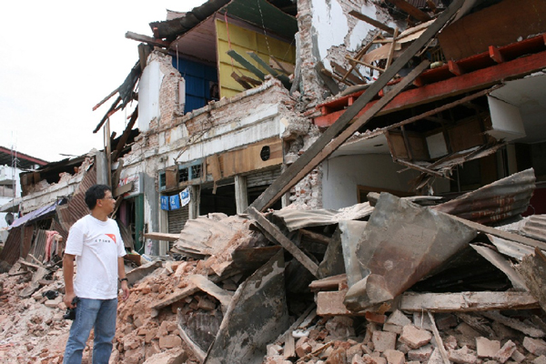 A 7.6-magnitude Sumatra earthquake struck last Wednesday close to Padang, the capital of West Sumatra Province in Indonesia, bringing scores of building crashing to the ground. United Nation reported that the death toll has exceeded 1,100 people and as many as 3,000 people are still buried beneath the rubbles. <br/>(World Vision Hong Kong)