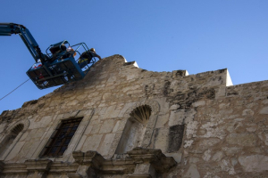 <br />
Men use a lift to repair and restore stonework along the curved facade of the Alamo in San Antonio, Texas October 26, 2015.  <br/>REUTERS/Adrees Latif