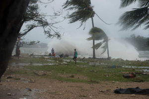 Storm surge lashes the Port Vila shore as Tropical Cyclone Pam hits.  <br/>(UNICEF Pacific)