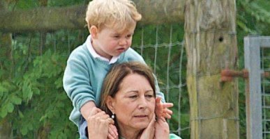 Carole Middleton is at odds with Queen Elizabeth II and the royal family for exerting efforts to control Kate and her family. <br/>Facebook