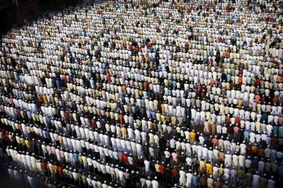 Thousands of Indian Muslims gather for the Eid al-Fitr prayer at the Jama Mosque in New Delhi, India, Monday, Sept. 21, 2009. <br/>(Photo: AP Images / Kevin Frayer)