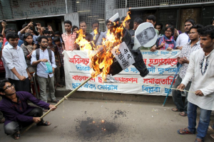 Students of Dhaka University burn an effigy of the Bangladesh Minister of Home Affairs Asaduzzaman Khan at a march in Dhaka on November 3, 2015 during a six-hour-long general strike. <br/>Reuters