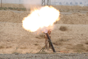 Shiite fighters launch a mortar round toward Islamic State militants in Baiji, north of Baghdad, October 14, 2015. <br/>Reuters