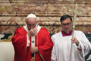 Pope Francis (L) celebrates a Mass for cardinals and bishops who died in the past year, in St. Peter's Basilica at the Vatican, November 3, 2015.  <br/>REUTERS/Alessandro Bianchi