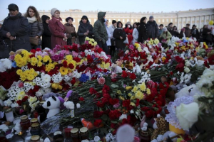 People gather at Dvortsovaya Square to commemorate victims of the air crash in Egypt in St. Petersburg, Russia, November 3, 2015. <br/>Reuters